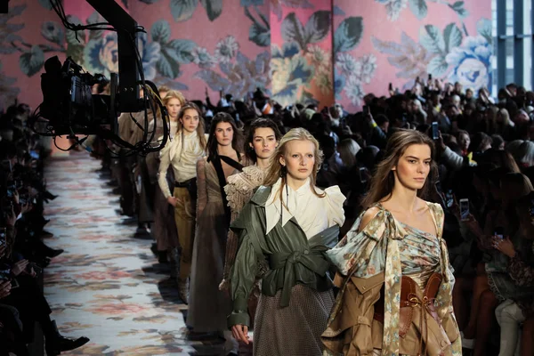 New York, Ny - 12 Şubat: Modelleri yürüyüş pist final New York moda haftası sırasında Zimmermann için: gösterir Galerisi ben New York'ta 12 Şubat 2018 bahar stüdyolarında. 