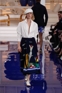 New York, Ny - 12 Şubat: Ralph Lauren ilkbahar/yaz 18 moda pist üzerinde 12 Şubat 2018 New York moda haftası sırasında New York'ta göstermek bir modeli yürür.