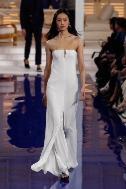 New York, Ny - 12 Şubat: Ralph Lauren ilkbahar/yaz 18 moda pist üzerinde 12 Şubat 2018 New York moda haftası sırasında New York'ta göstermek bir modeli yürür.