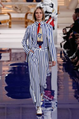 New York, Ny - 12 Şubat: Ralph Lauren ilkbahar/yaz 18 moda pist üzerinde 12 Şubat 2018 New York moda haftası sırasında New York'ta göstermek bir modeli yürür.