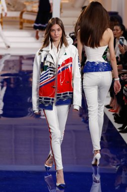New York, Ny - 12 Şubat: Ralph Lauren ilkbahar/yaz 18 moda pist üzerinde 12 Şubat 2018 New York moda haftası sırasında New York'ta göstermek bir modeli yürür.