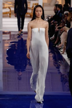 New York, Ny - 12 Şubat: Ralph Lauren ilkbahar/yaz 18 moda pist üzerinde 12 Şubat 2018 New York moda haftası sırasında New York'ta göstermek bir modeli yürür.