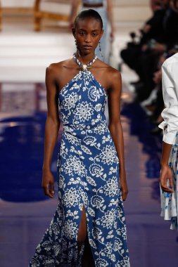 New York, Ny - 12 Şubat: Ralph Lauren ilkbahar/yaz 18 moda pist üzerinde 12 Şubat 2018 New York moda haftası sırasında New York'ta göstermek bir modeli yürür.