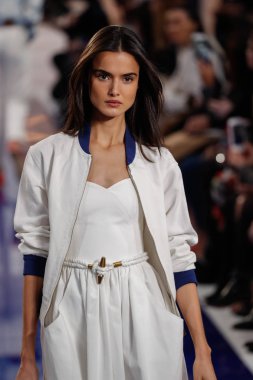 New York, Ny - 12 Şubat: Ralph Lauren ilkbahar/yaz 18 moda pist üzerinde 12 Şubat 2018 New York moda haftası sırasında New York'ta göstermek bir modeli yürür.