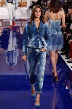 New York, Ny - 12 Şubat: Ralph Lauren ilkbahar/yaz 18 moda pist üzerinde 12 Şubat 2018 New York moda haftası sırasında New York'ta göstermek bir modeli yürür.