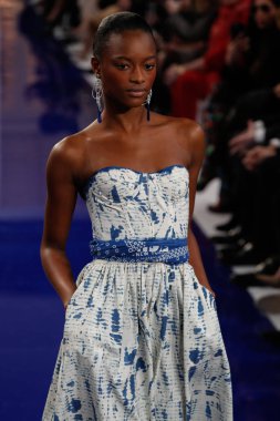 New York, Ny - 12 Şubat: Ralph Lauren ilkbahar/yaz 18 moda pist üzerinde 12 Şubat 2018 New York moda haftası sırasında New York'ta göstermek bir modeli yürür.