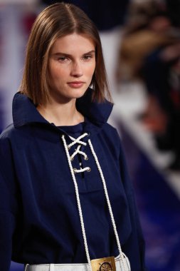 New York, Ny - 12 Şubat: Ralph Lauren ilkbahar/yaz 18 moda pist üzerinde 12 Şubat 2018 New York moda haftası sırasında New York'ta göstermek bir modeli yürür.