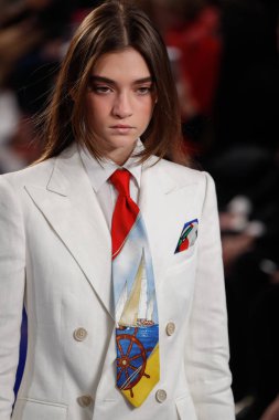 New York, Ny - 12 Şubat: Ralph Lauren ilkbahar/yaz 18 moda pist üzerinde 12 Şubat 2018 New York moda haftası sırasında New York'ta göstermek bir modeli yürür.