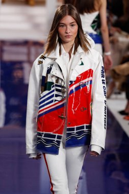 New York, Ny - 12 Şubat: Ralph Lauren ilkbahar/yaz 18 moda pist üzerinde 12 Şubat 2018 New York moda haftası sırasında New York'ta göstermek bir modeli yürür.