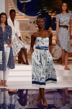 New York, Ny - 12 Şubat: Ralph Lauren ilkbahar/yaz 18 moda pist üzerinde 12 Şubat 2018 New York moda haftası sırasında New York'ta göstermek bir modeli yürür.