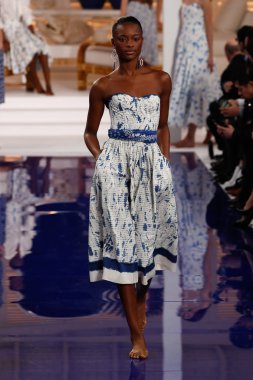 New York, Ny - 12 Şubat: Ralph Lauren ilkbahar/yaz 18 moda pist üzerinde 12 Şubat 2018 New York moda haftası sırasında New York'ta göstermek bir modeli yürür.
