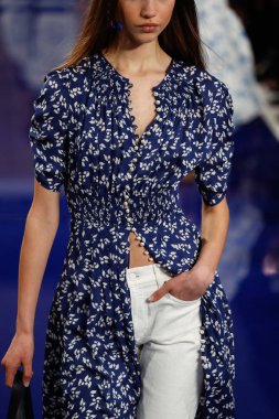 New York, Ny - 12 Şubat: Ralph Lauren ilkbahar/yaz 18 moda pist üzerinde 12 Şubat 2018 New York moda haftası sırasında New York'ta göstermek bir modeli yürür.