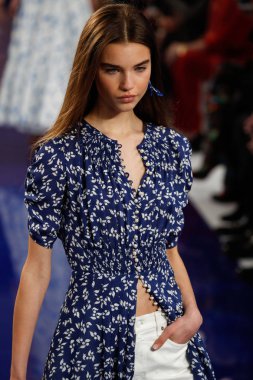 New York, Ny - 12 Şubat: Ralph Lauren ilkbahar/yaz 18 moda pist üzerinde 12 Şubat 2018 New York moda haftası sırasında New York'ta göstermek bir modeli yürür.