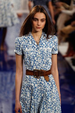 New York, Ny - 12 Şubat: Ralph Lauren ilkbahar/yaz 18 moda pist üzerinde 12 Şubat 2018 New York moda haftası sırasında New York'ta göstermek bir modeli yürür.