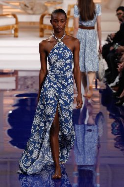 New York, Ny - 12 Şubat: Ralph Lauren ilkbahar/yaz 18 moda pist üzerinde 12 Şubat 2018 New York moda haftası sırasında New York'ta göstermek bir modeli yürür.