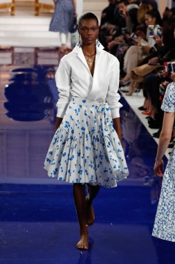 New York, Ny - 12 Şubat: Ralph Lauren ilkbahar/yaz 18 moda pist üzerinde 12 Şubat 2018 New York moda haftası sırasında New York'ta göstermek bir modeli yürür.