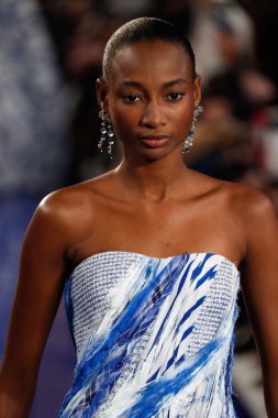 New York, Ny - 12 Şubat: Ralph Lauren ilkbahar/yaz 18 moda pist üzerinde 12 Şubat 2018 New York moda haftası sırasında New York'ta göstermek bir modeli yürür.