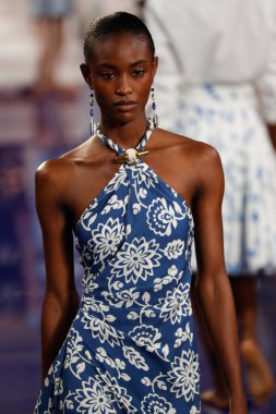 New York, Ny - 12 Şubat: Ralph Lauren ilkbahar/yaz 18 moda pist üzerinde 12 Şubat 2018 New York moda haftası sırasında New York'ta göstermek bir modeli yürür.