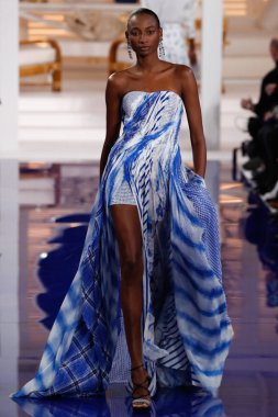 New York, Ny - 12 Şubat: Ralph Lauren ilkbahar/yaz 18 moda pist üzerinde 12 Şubat 2018 New York moda haftası sırasında New York'ta göstermek bir modeli yürür.