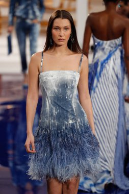 New York, Ny - 12 Şubat: Ralph Lauren ilkbahar/yaz 18 moda pist üzerinde 12 Şubat 2018 New York moda haftası sırasında New York'ta göstermek Bella Hadid yürür.