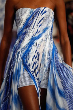 New York, Ny - 12 Şubat: Ralph Lauren ilkbahar/yaz 18 moda pist üzerinde 12 Şubat 2018 New York moda haftası sırasında New York'ta göstermek bir modeli yürür.