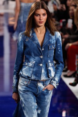 New York, Ny - 12 Şubat: Ralph Lauren ilkbahar/yaz 18 moda pist üzerinde 12 Şubat 2018 New York moda haftası sırasında New York'ta göstermek bir modeli yürür.