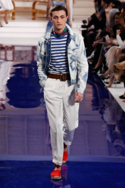 New York, Ny - 12 Şubat: Ralph Lauren ilkbahar/yaz 18 moda pist üzerinde 12 Şubat 2018 New York moda haftası sırasında New York'ta göstermek bir modeli yürür.