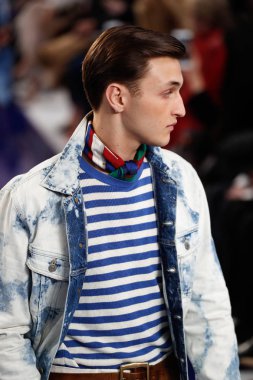 New York, Ny - 12 Şubat: Ralph Lauren ilkbahar/yaz 18 moda pist üzerinde 12 Şubat 2018 New York moda haftası sırasında New York'ta göstermek bir modeli yürür.