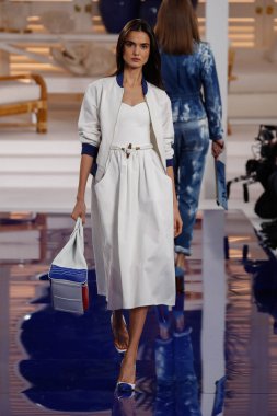 New York, Ny - 12 Şubat: Ralph Lauren ilkbahar/yaz 18 moda pist üzerinde 12 Şubat 2018 New York moda haftası sırasında New York'ta göstermek bir modeli yürür.