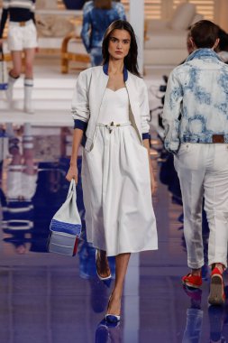 New York, Ny - 12 Şubat: Ralph Lauren ilkbahar/yaz 18 moda pist üzerinde 12 Şubat 2018 New York moda haftası sırasında New York'ta göstermek bir modeli yürür.