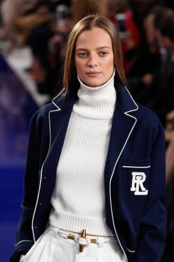 New York, Ny - 12 Şubat: Ralph Lauren ilkbahar/yaz 18 moda pist üzerinde 12 Şubat 2018 New York moda haftası sırasında New York'ta göstermek bir modeli yürür.
