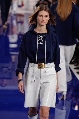 New York, Ny - 12 Şubat: Ralph Lauren ilkbahar/yaz 18 moda pist üzerinde 12 Şubat 2018 New York moda haftası sırasında New York'ta göstermek bir modeli yürür.
