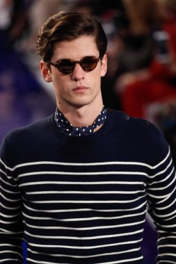 New York, Ny - 12 Şubat: Ralph Lauren ilkbahar/yaz 18 moda pist üzerinde 12 Şubat 2018 New York moda haftası sırasında New York'ta göstermek bir modeli yürür.