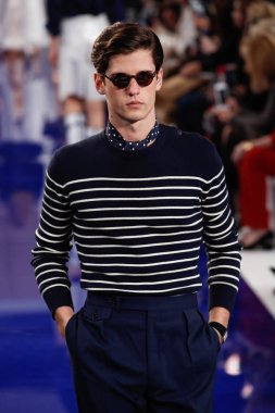 New York, Ny - 12 Şubat: Ralph Lauren ilkbahar/yaz 18 moda pist üzerinde 12 Şubat 2018 New York moda haftası sırasında New York'ta göstermek bir modeli yürür.