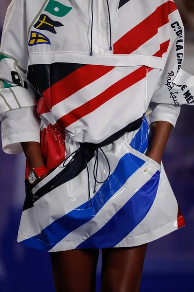 New York, Ny - 12 Şubat: Ralph Lauren ilkbahar/yaz 18 moda pist üzerinde 12 Şubat 2018 New York moda haftası sırasında New York'ta göstermek bir modeli yürür.