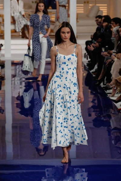 Nueva York Febrero Una Modelo Camina Por Pasarela Ralph Lauren —  Fotos de Stock