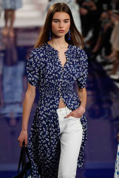 New York, Ny - 12 Şubat: Ralph Lauren ilkbahar/yaz 18 moda pist üzerinde 12 Şubat 2018 New York moda haftası sırasında New York'ta göstermek bir modeli yürür.