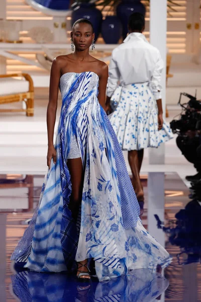 New York, Ny - 12 Şubat: Ralph Lauren ilkbahar/yaz 18 moda pist üzerinde 12 Şubat 2018 New York moda haftası sırasında New York'ta göstermek bir modeli yürür.