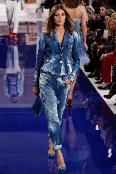 New York, Ny - 12 Şubat: Ralph Lauren ilkbahar/yaz 18 moda pist üzerinde 12 Şubat 2018 New York moda haftası sırasında New York'ta göstermek bir modeli yürür.