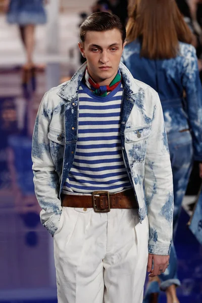 New York, Ny - 12 Şubat: Ralph Lauren ilkbahar/yaz 18 moda pist üzerinde 12 Şubat 2018 New York moda haftası sırasında New York'ta göstermek bir modeli yürür.