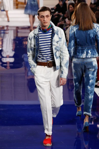 New York, Ny - 12 Şubat: Ralph Lauren ilkbahar/yaz 18 moda pist üzerinde 12 Şubat 2018 New York moda haftası sırasında New York'ta göstermek bir modeli yürür.