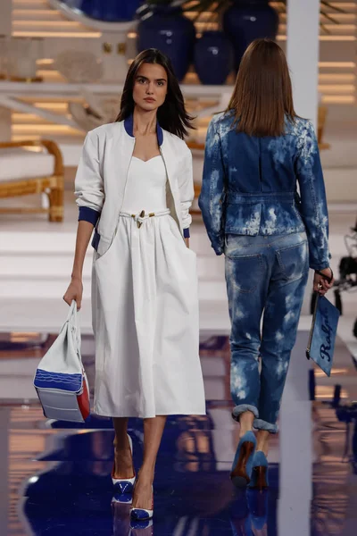 Nueva York Febrero Una Modelo Camina Por Pasarela Ralph Lauren —  Fotos de Stock