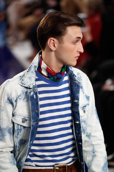 New York, Ny - 12 Şubat: Ralph Lauren ilkbahar/yaz 18 moda pist üzerinde 12 Şubat 2018 New York moda haftası sırasında New York'ta göstermek bir modeli yürür.