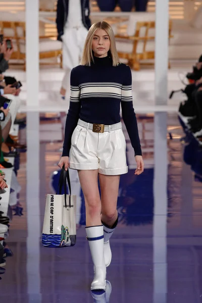 New York, Ny - 12 Şubat: Ralph Lauren ilkbahar/yaz 18 moda pist üzerinde 12 Şubat 2018 New York moda haftası sırasında New York'ta göstermek bir modeli yürür.