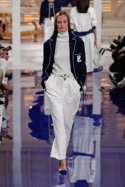 New York, Ny - 12 Şubat: Ralph Lauren ilkbahar/yaz 18 moda pist üzerinde 12 Şubat 2018 New York moda haftası sırasında New York'ta göstermek bir modeli yürür.