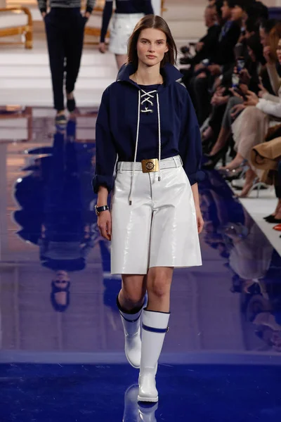 New York, Ny - 12 Şubat: Ralph Lauren ilkbahar/yaz 18 moda pist üzerinde 12 Şubat 2018 New York moda haftası sırasında New York'ta göstermek bir modeli yürür.