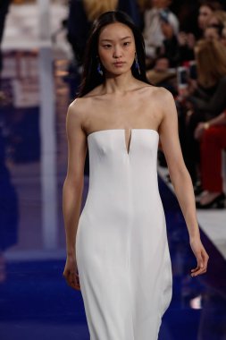 New York, Ny - 12 Şubat: Ralph Lauren ilkbahar/yaz 18 moda pist üzerinde 12 Şubat 2018 New York moda haftası sırasında New York'ta göstermek bir modeli yürür.