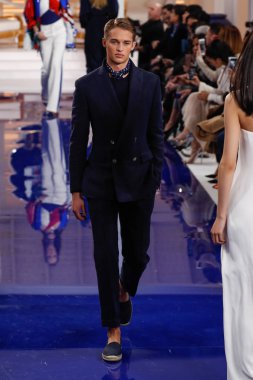 New York, Ny - 12 Şubat: Ralph Lauren ilkbahar/yaz 18 moda pist üzerinde 12 Şubat 2018 New York moda haftası sırasında New York'ta göstermek bir modeli yürür.