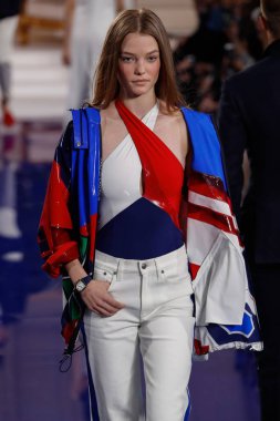 New York, Ny - 12 Şubat: Ralph Lauren ilkbahar/yaz 18 moda pist üzerinde 12 Şubat 2018 New York moda haftası sırasında New York'ta göstermek bir modeli yürür.