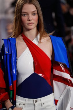 New York, Ny - 12 Şubat: Ralph Lauren ilkbahar/yaz 18 moda pist üzerinde 12 Şubat 2018 New York moda haftası sırasında New York'ta göstermek bir modeli yürür.